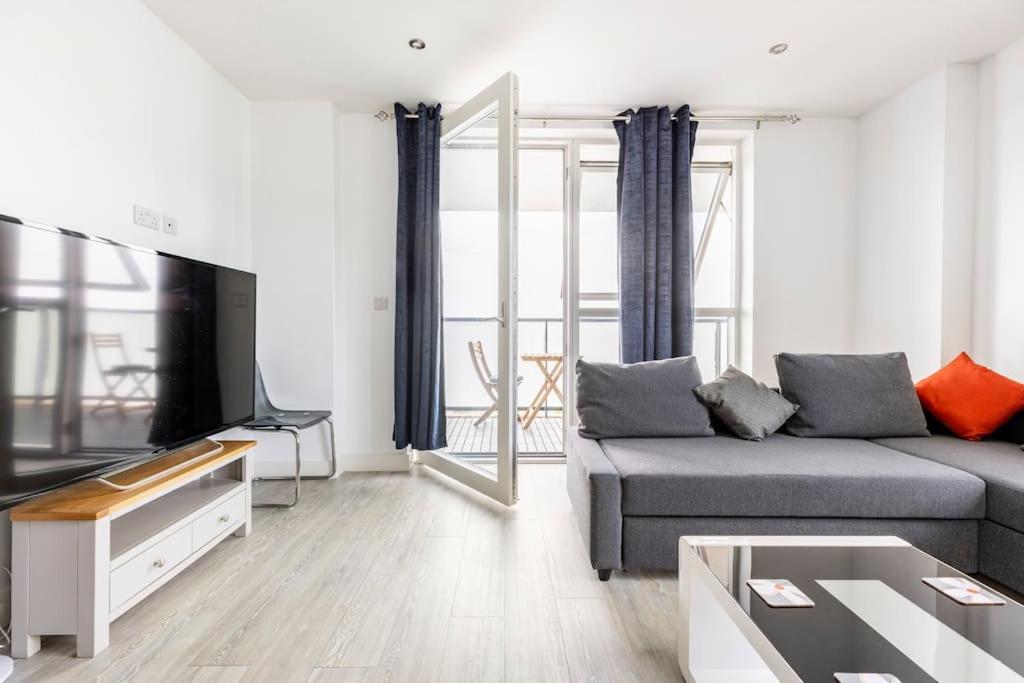 Stylish & Comfortable Top-floor Flat In Harrow * Londra