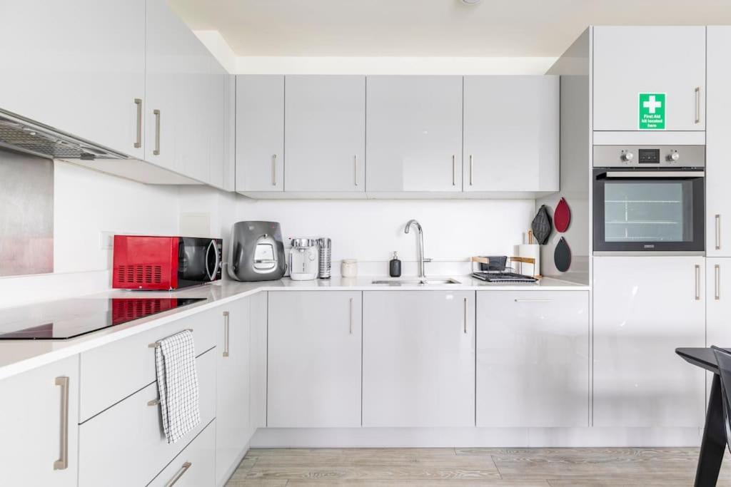 Stylish & Comfortable Top-floor Flat In Harrow Appartamento *