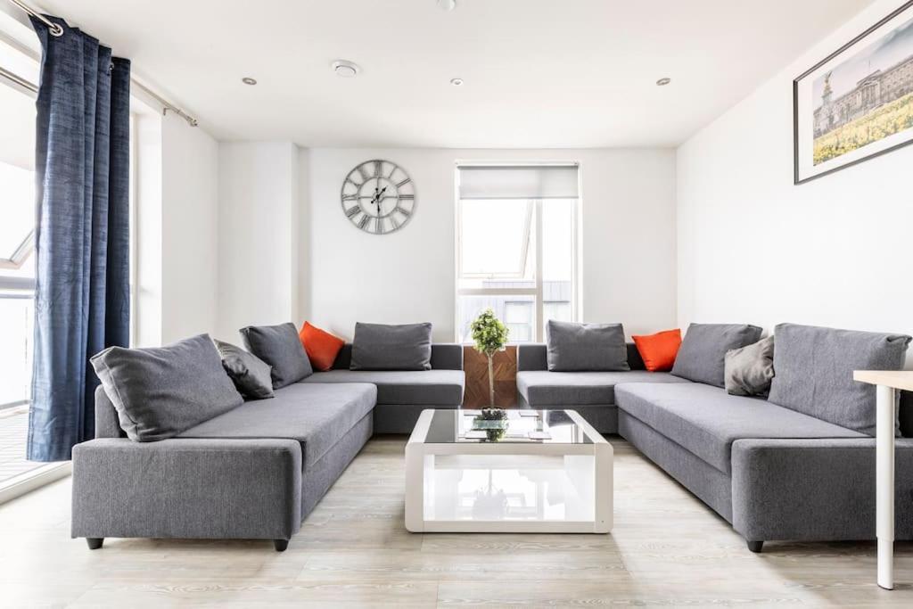 Stylish & Comfortable Top-floor Flat In Harrow Appartamento