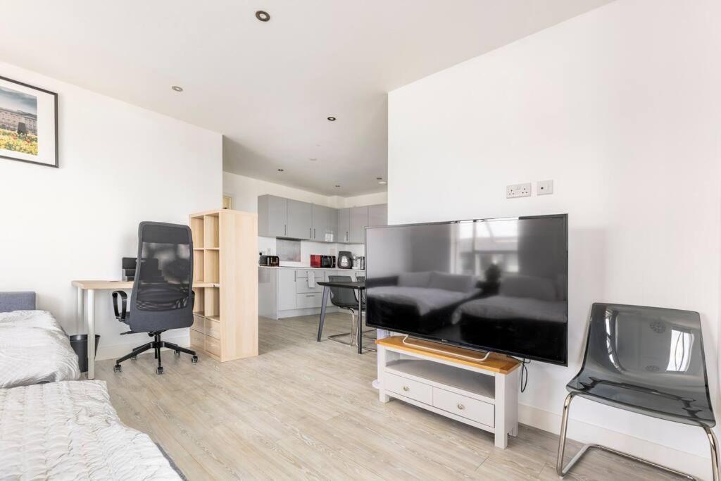 Stylish & Comfortable Top-floor Flat In Harrow * Londra