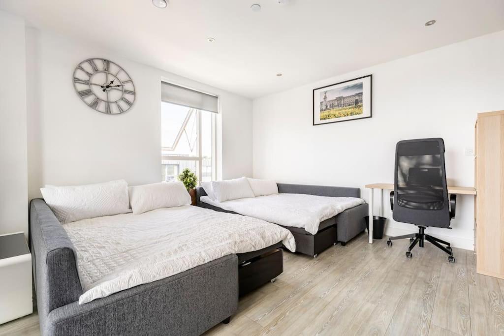 Stylish & Comfortable Top-floor Flat In Harrow Appartamento