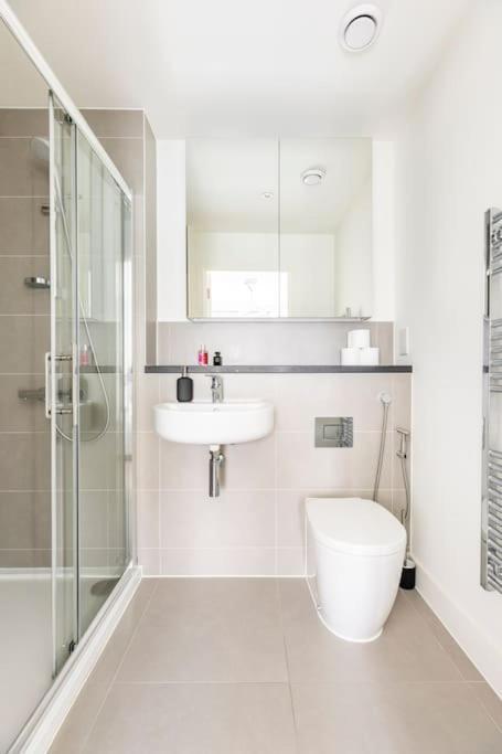 Stylish & Comfortable Top-floor Flat In Harrow Appartamento