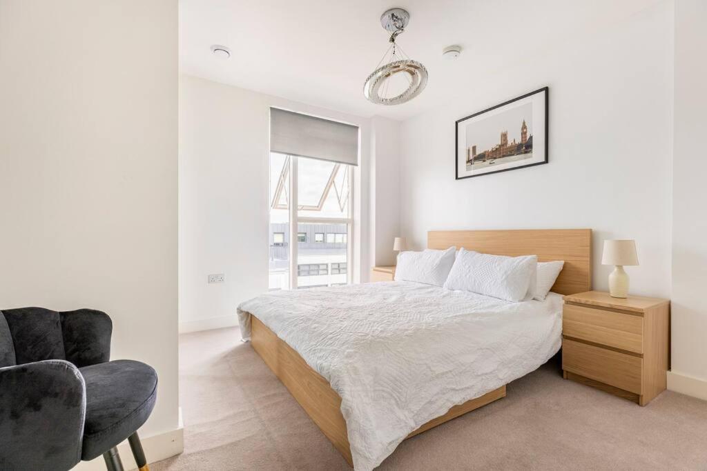 Stylish & Comfortable Top-floor Flat In Harrow Appartamento