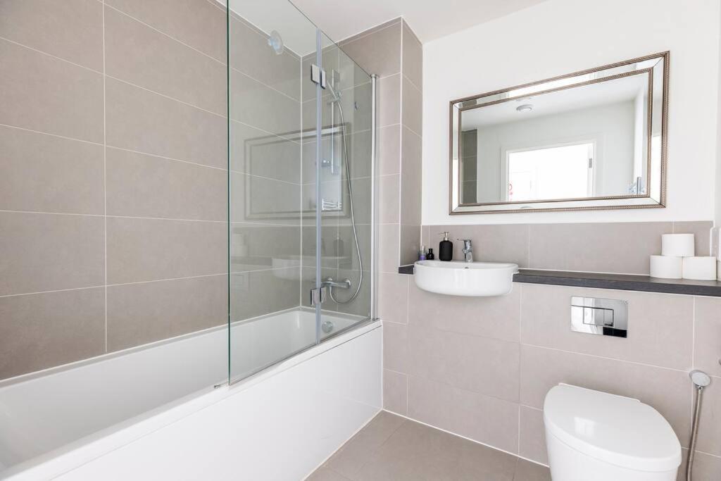 Appartamento Stylish & Comfortable Top-floor Flat In Harrow Londra