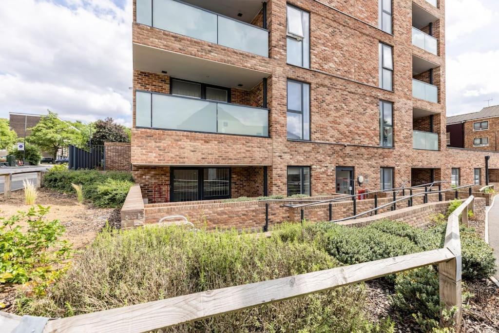 Stylish & Comfortable Top-floor Flat In Harrow Appartamento *